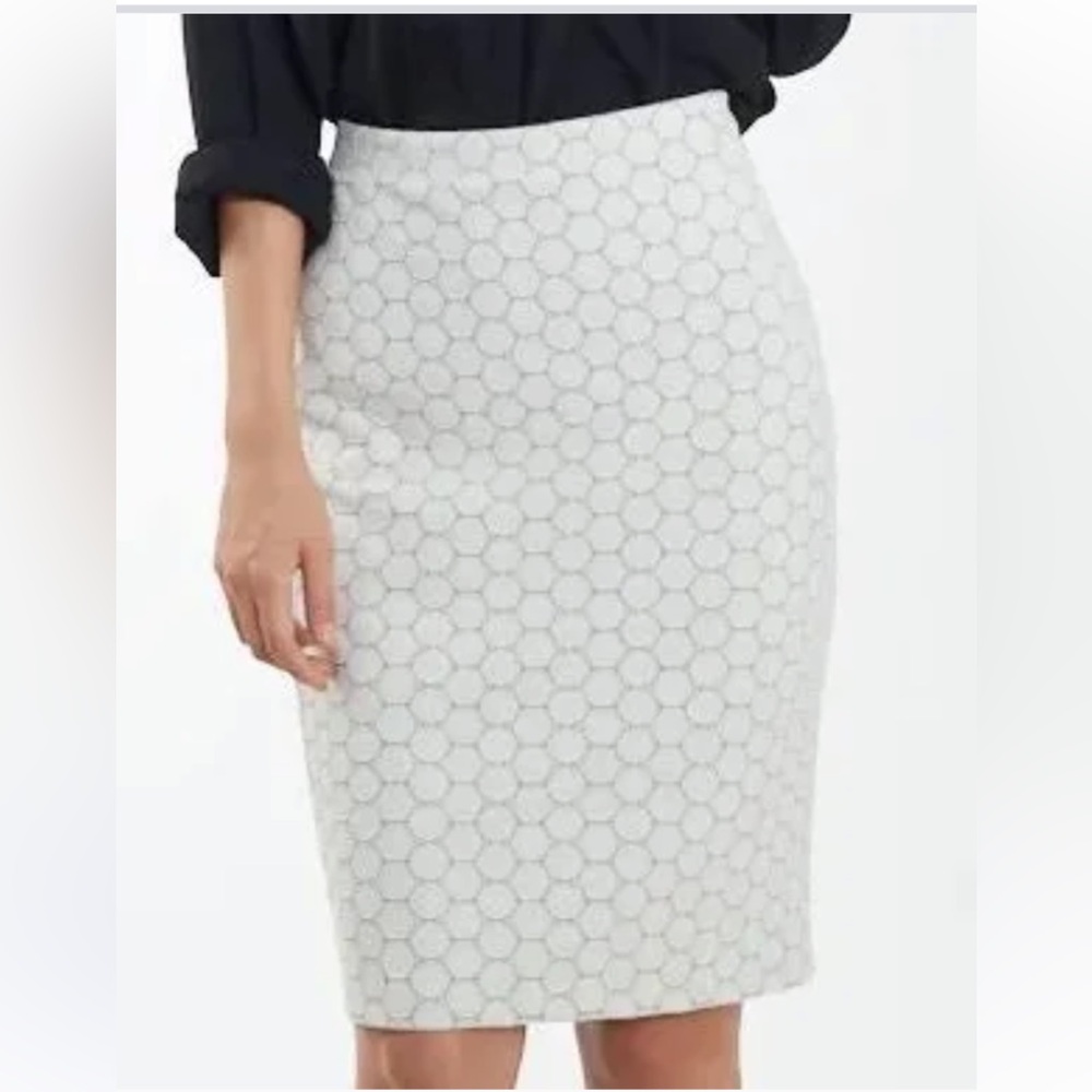 Leota Ivory White Circle Dot Luxe Jacquard Pencil Skirt. Size M